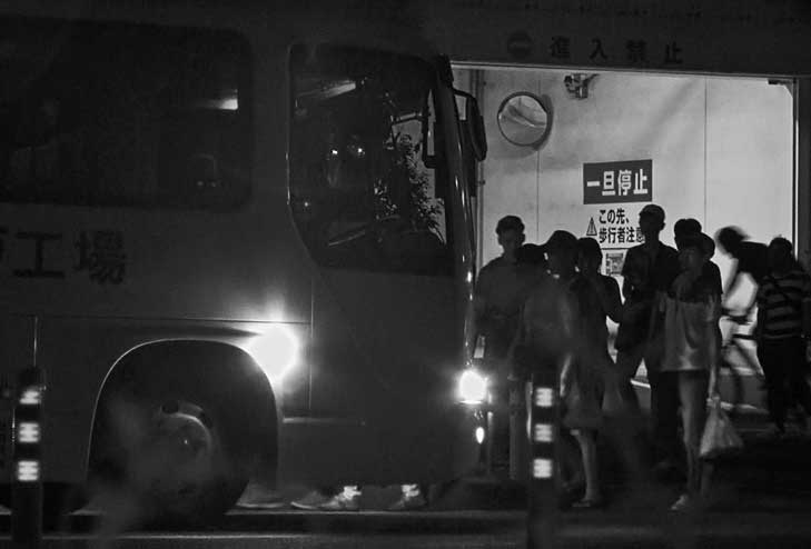 コンビニ弁当工場の終夜勤務に向かうベトナム人たち
